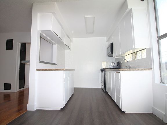 4th image of 7121 Woodman Ave #4