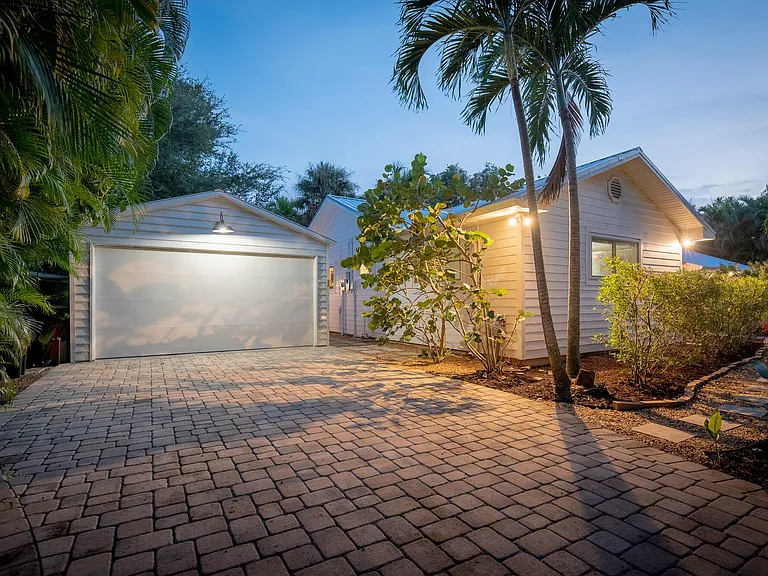547 SW Riverview St — Photo 8