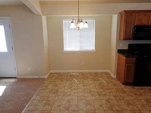 3 bed, 2.0 bath, 2276 sqft, $2,310 — Photo 3