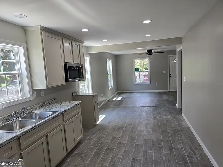 305 Smith St — Photo 7