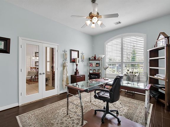 Front bedroom can be used as home office.
