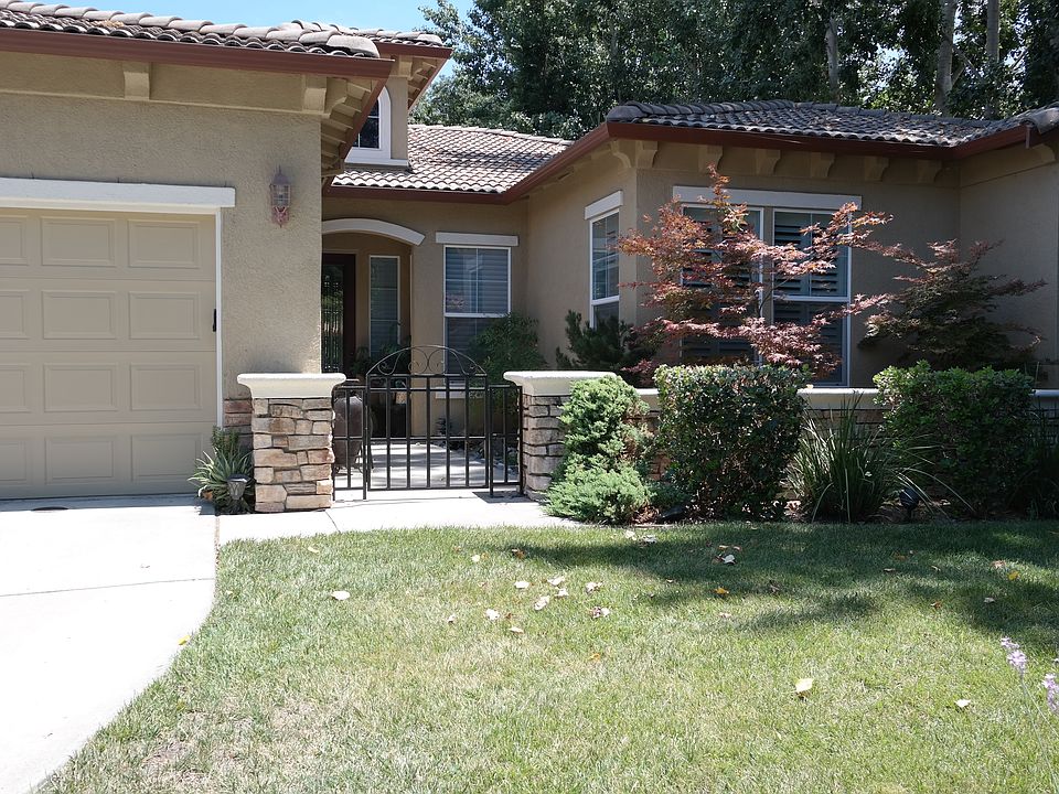 front of home on a cul de sa
