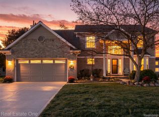 5606 Adderstone Dr, Clarkston, MI 48346