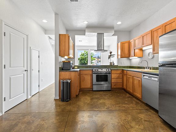 3rd image of 886 Perozzi St