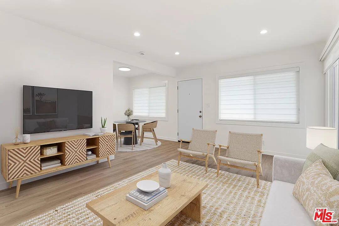 2 bed, 1.0 bath, 880 sqft, $2,500 — Photo 2