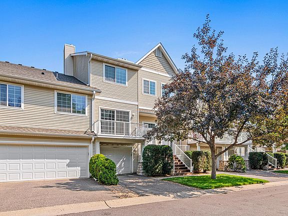3rd image of 652 Willoughby Way W
