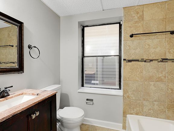 5th image of 1726 N Sedgwick St APT 1R