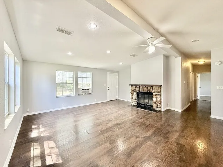 990 E Bay St — Photo 13