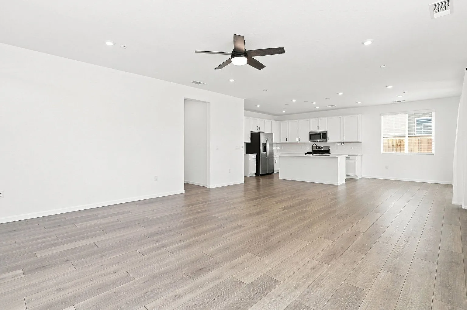 5 bed, 3.0 bath, 2630 sqft, $3,695 — Photo 3