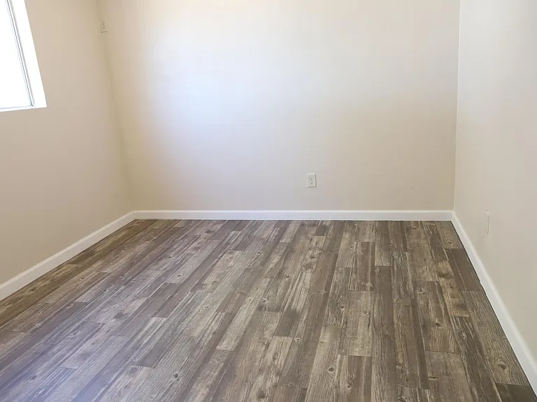 1605 W Niagara St — Photo 12