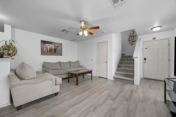 3 bed, 2.5 bath, 1418 sqft, $2,300 — Photo 4
