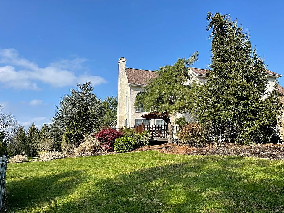 2nd image of 15 Farm House Ln