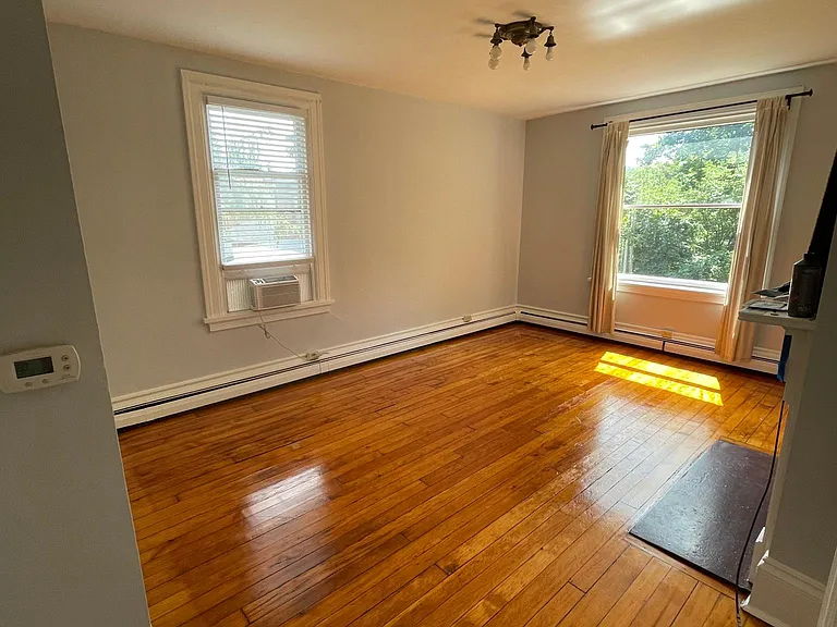 327 Thorn St #4 — Photo 6