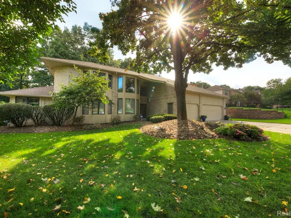 8233 Caribou Trl, Clarkston, MI 48348