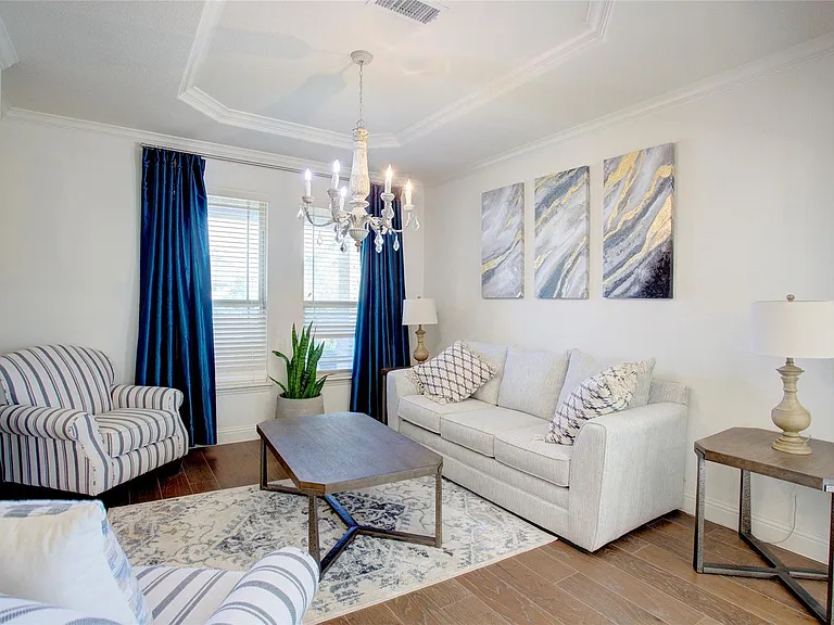 214 Heatherstone Dr — Photo 1