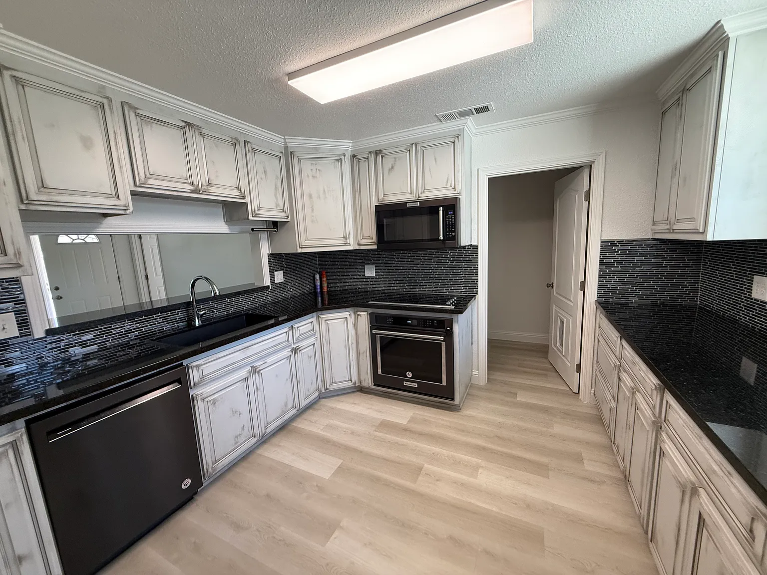 3 bed, 1200 sqft, $2,550 — Photo 4