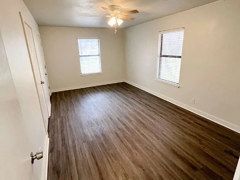 206 E 3rd St — Photo 12