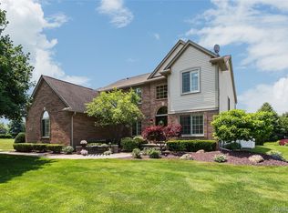 25919 Carriage Ln, South Lyon, MI