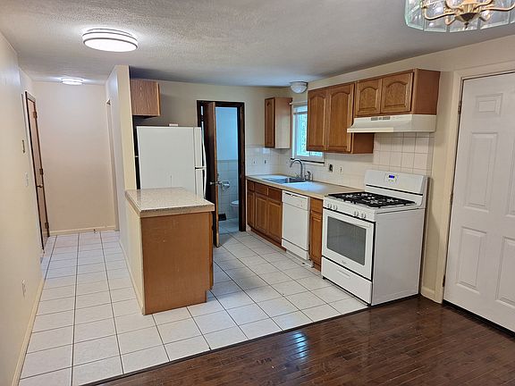 5th image of 15-21 Pleasant St #19