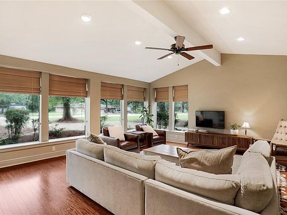 5th image of 375 Ponchitolawa Dr