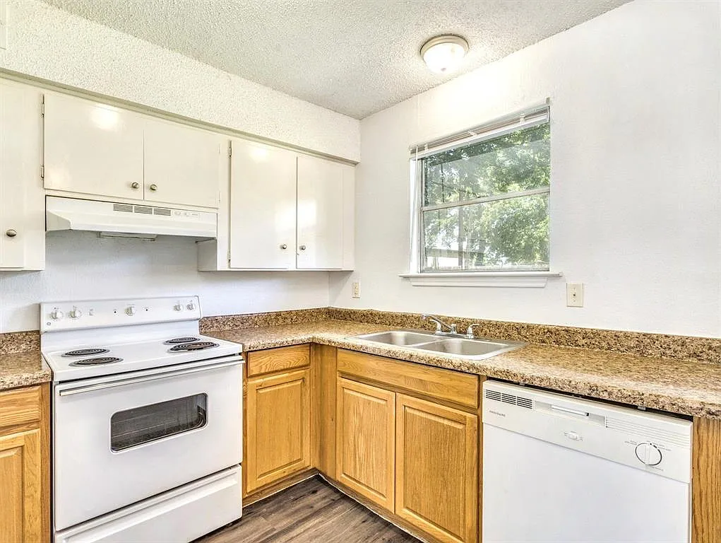 2 bed, 1.0 bath, 790 sqft, $799 — Photo 3