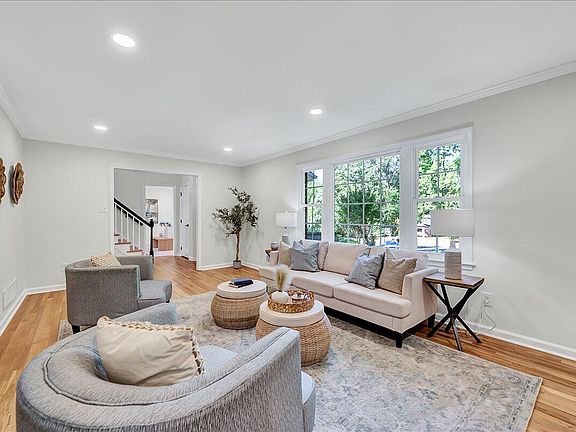 4th image of 1022 Clare Ct