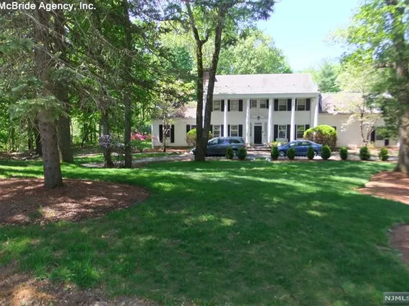 394 Minoma Ln, Franklin Lakes, NJ 07417