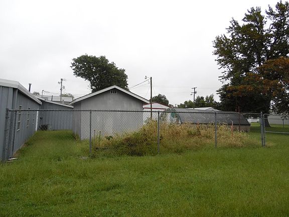5th image of 824 E Oak St