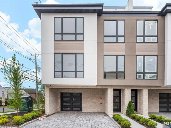 2286 7th St, Fort Lee, NJ 07024