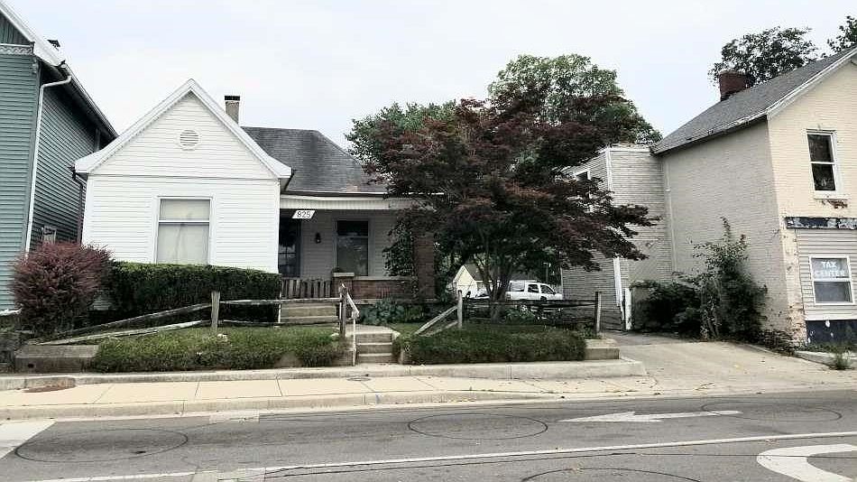 1st image of 825 S East St