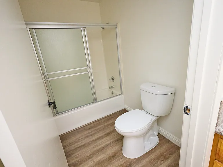 744 N Manhattan Pl — Photo 17