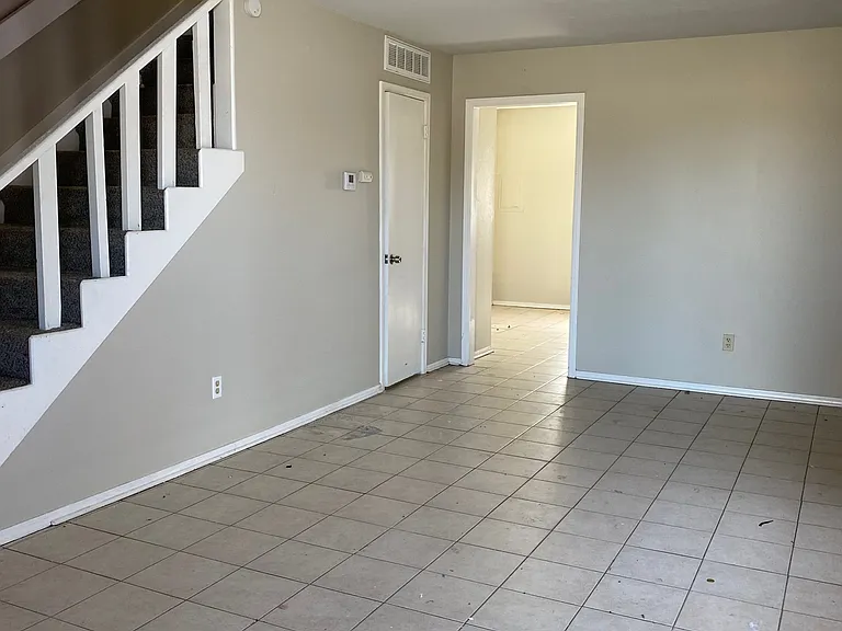 1018 E Main St — Photo 2