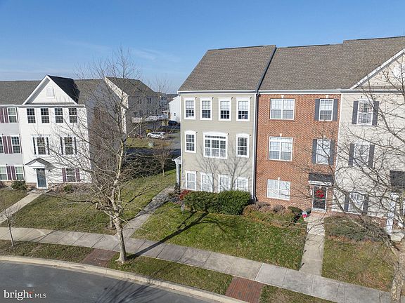 3rd image of 325 S Parkway Dr