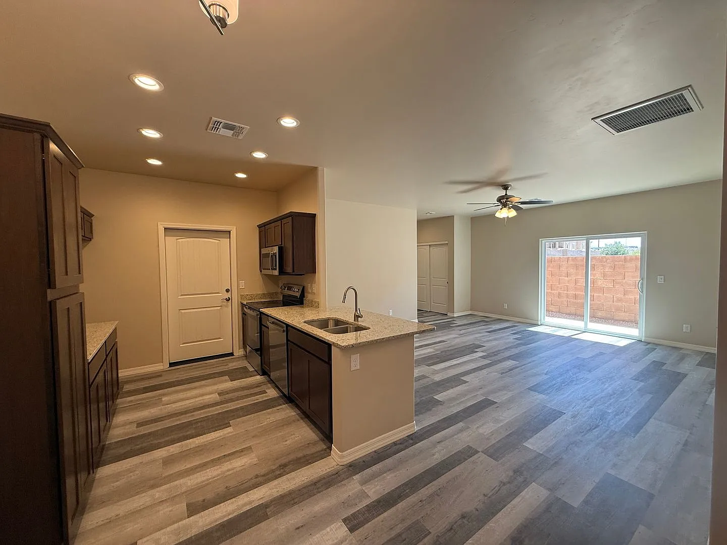 2 Bedroom 2 Bathroom Townhome — Photo 3