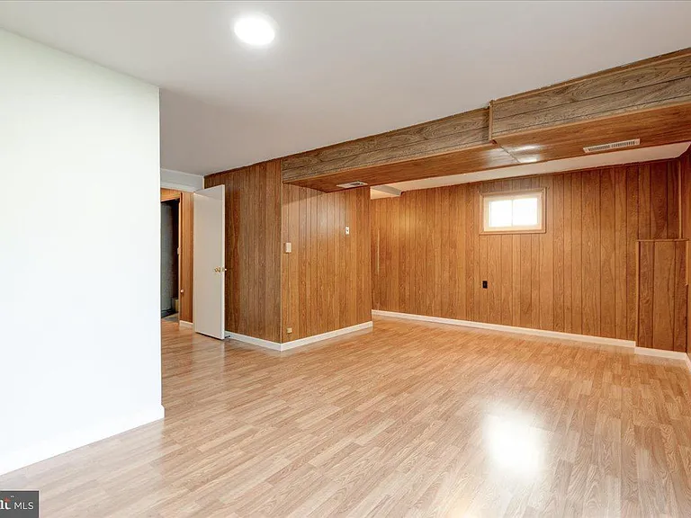 6th Pl NE — Photo 24