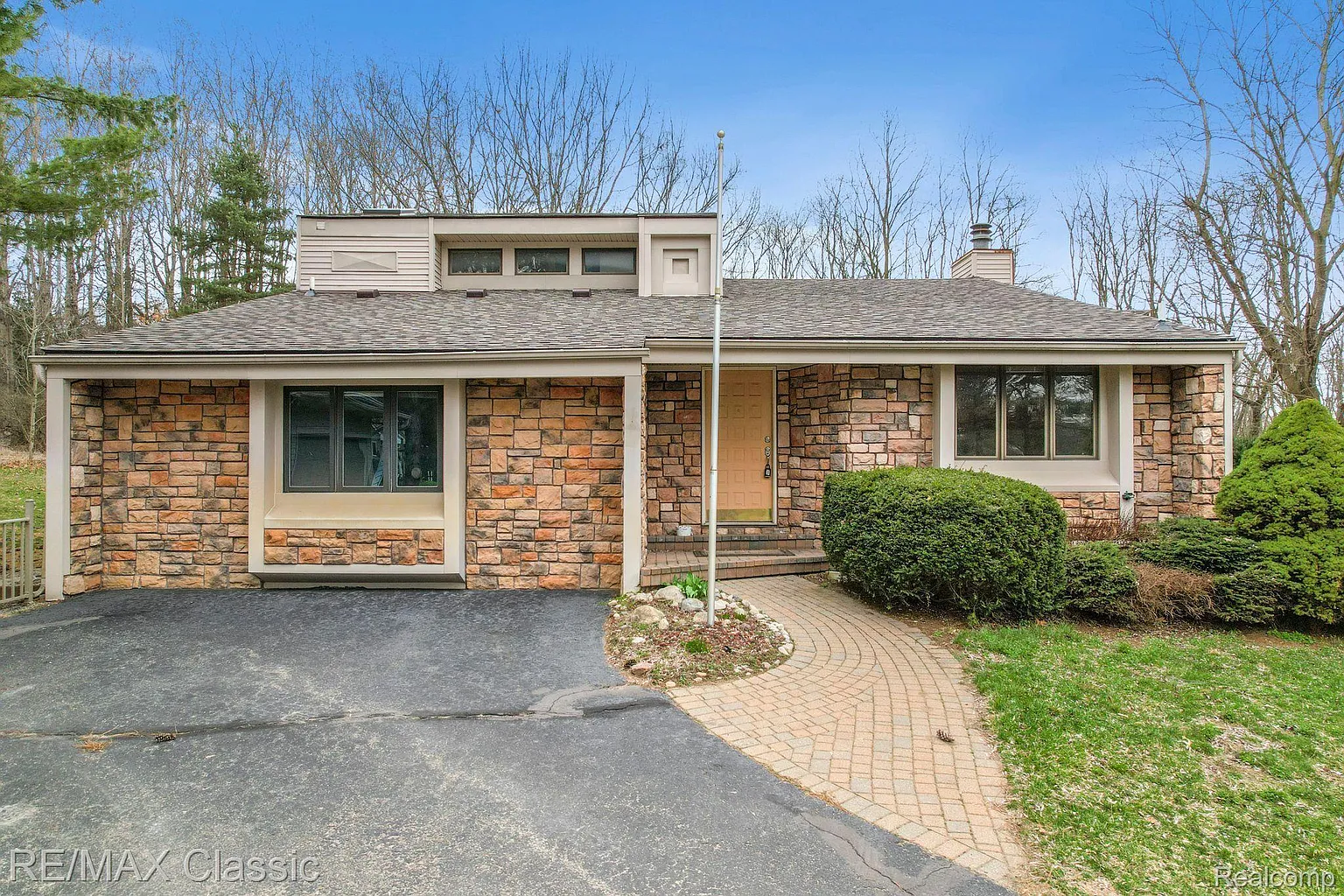 4247 Brandon Dr photo 1