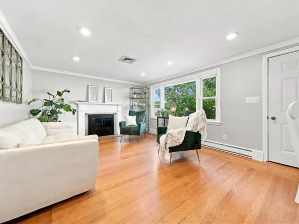 14 Woodhill Dr, Cranston, RI 02920