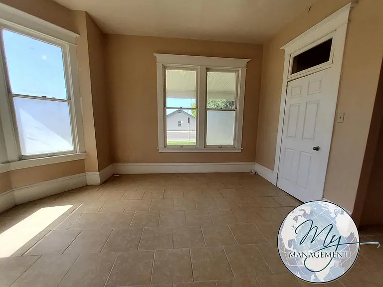 4 bed, 1.0 bath, 1400 sqft, $1,300 — Photo 16