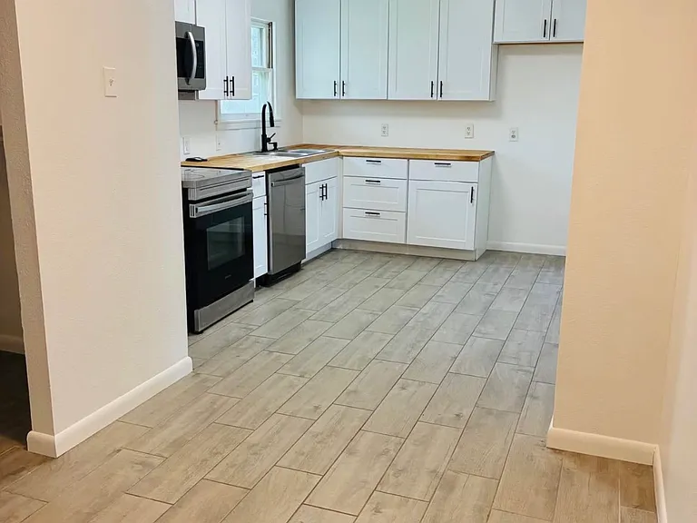 1114 Belmeade Dr — Photo 2