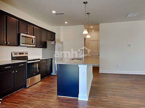 3rd image of 593 Summit View Ln