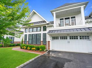 82101 Spruce Pond Circle, Plainview, NY 11803