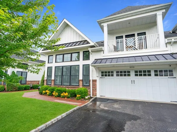 82101 Spruce Pond Circle, Plainview, NY 11803
