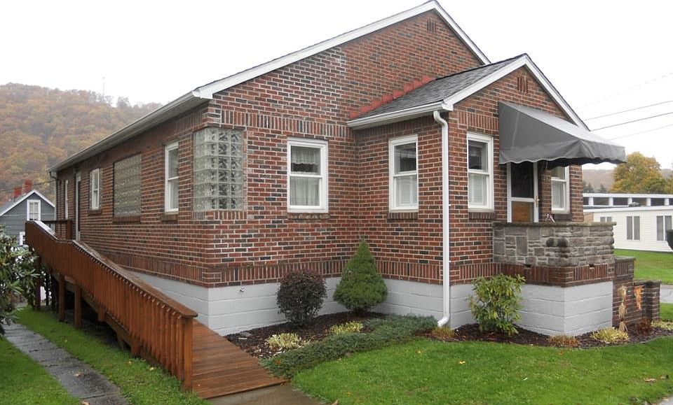 1st image of 402 W 1st St