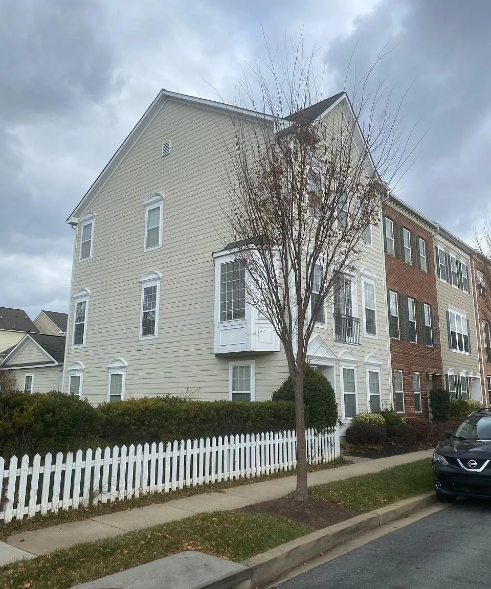 3 bed, 3.5 bath, 2379 sqft, $3,000 — Photo 1