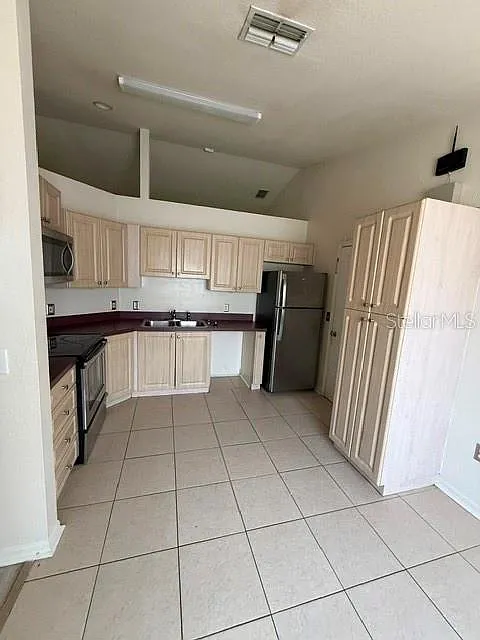 3 bed, 2.0 bath, 1229 sqft, $1,600 — Photo 4