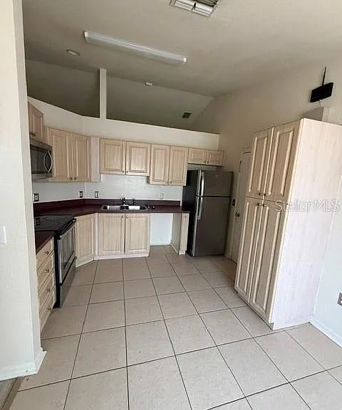 1157 Normandy Dr — Photo 4