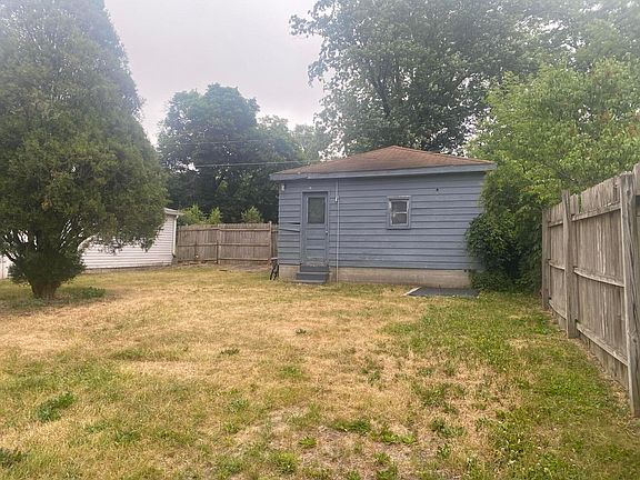 3rd image of 2932 Botsford Ave NE