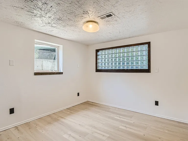 304 Jackson St — Photo 11