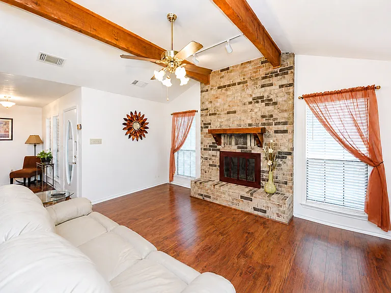 2217 Parkside Dr — Photo 2