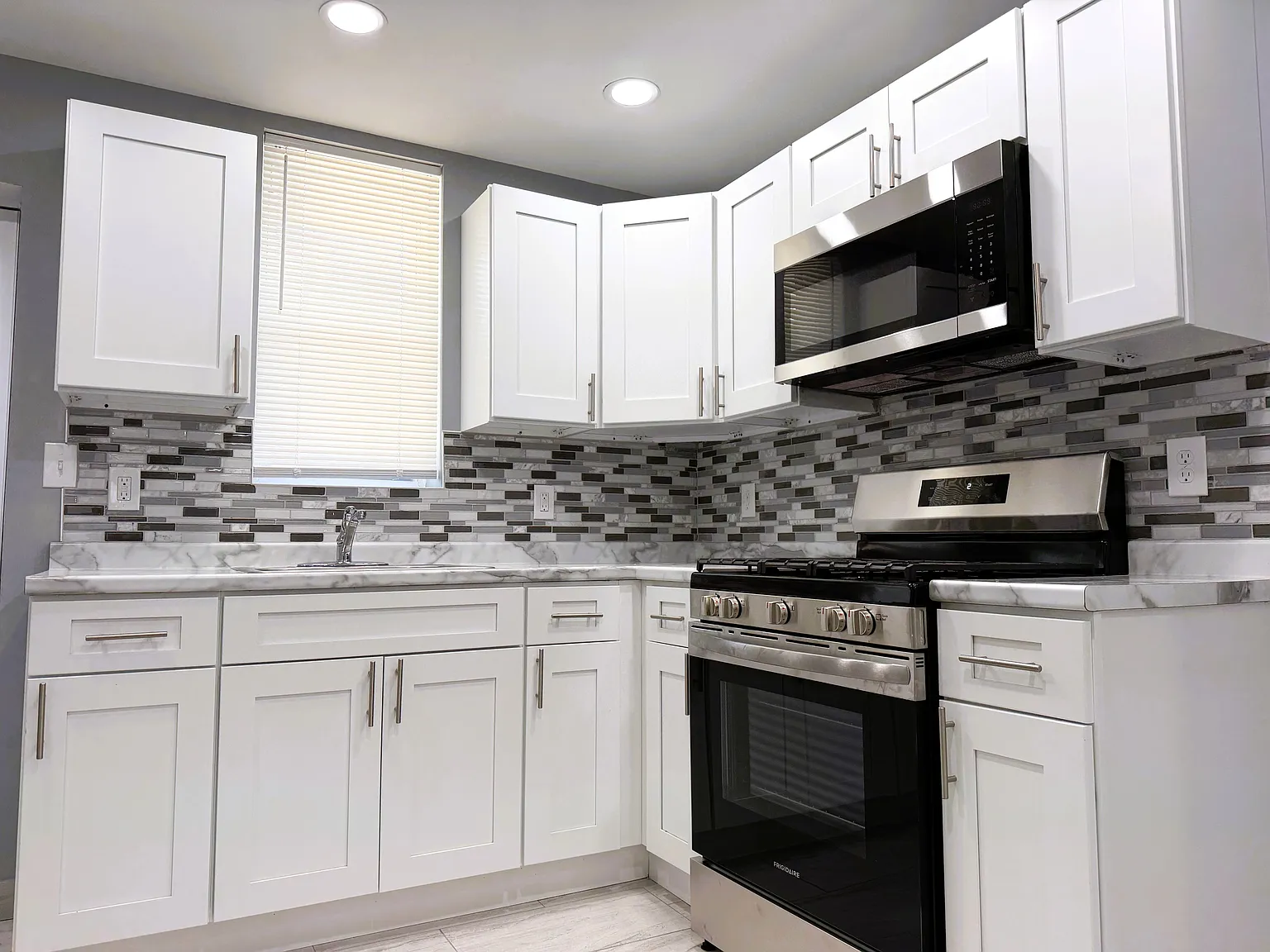 3 bed, 1100 sqft, $1,649 — Photo 2